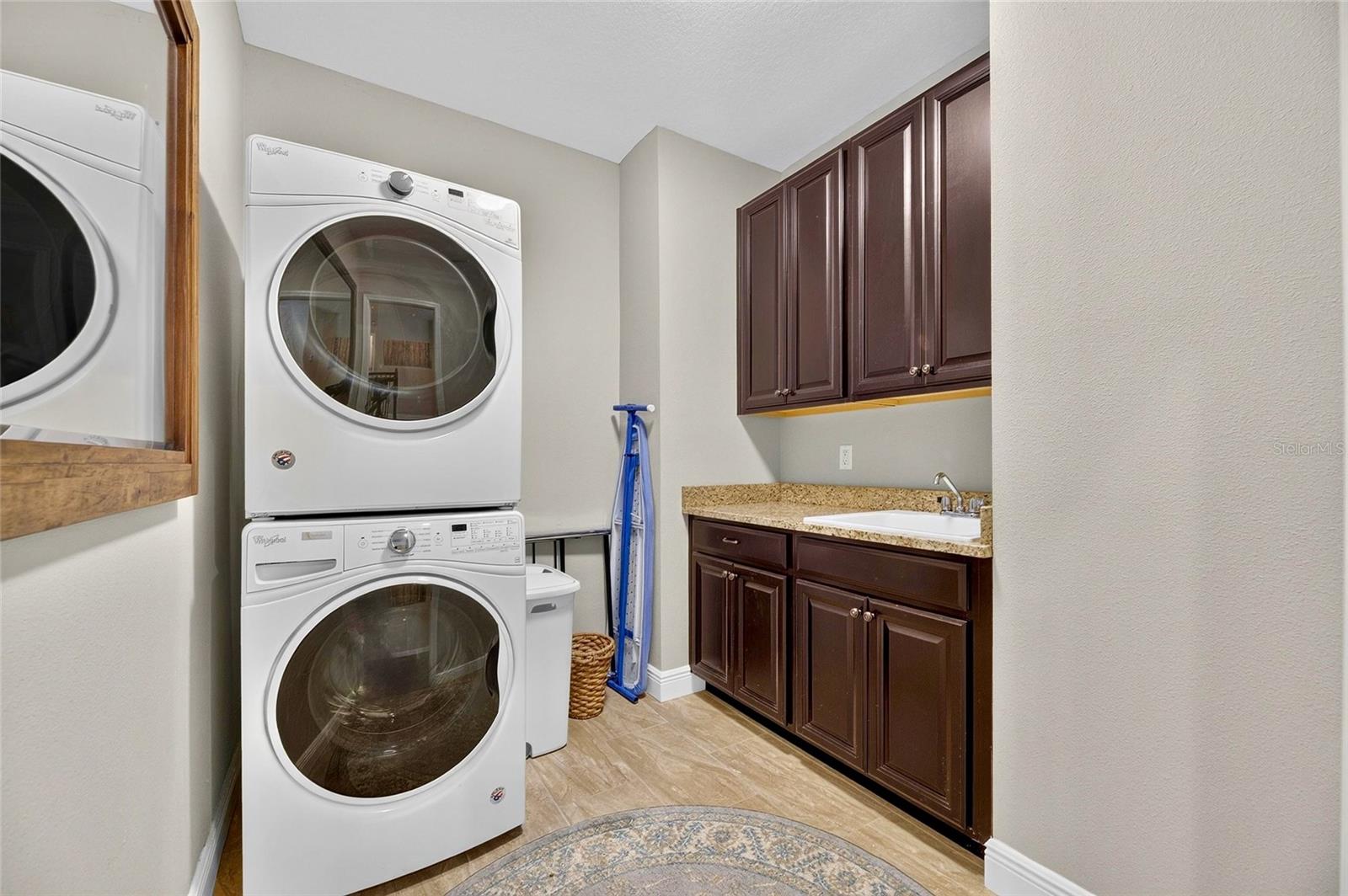 303 W Chapman Rd Property Photo 38