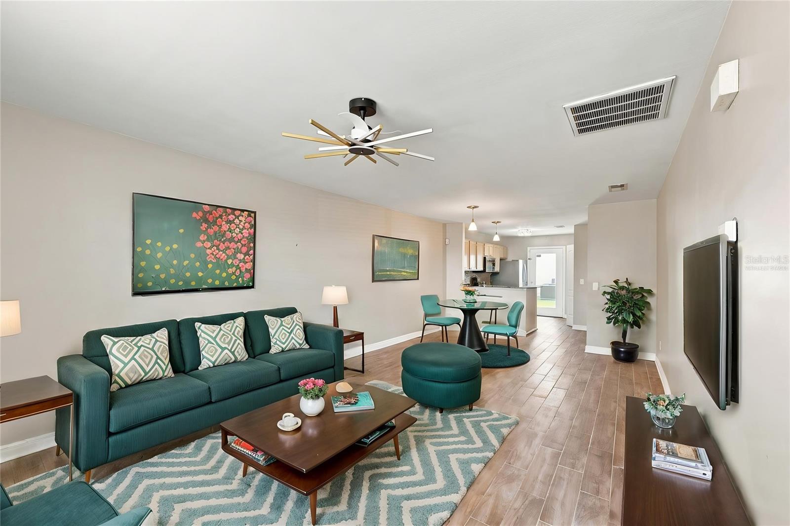 13017 Lorna Pl Property Photo 2