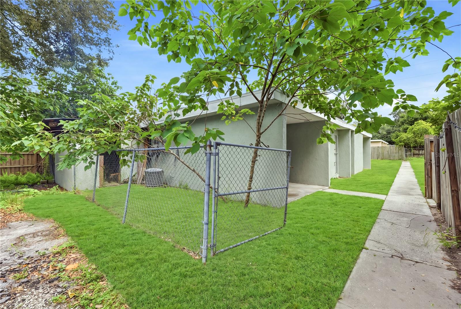 1009 E Holland Ave Property Photo 2
