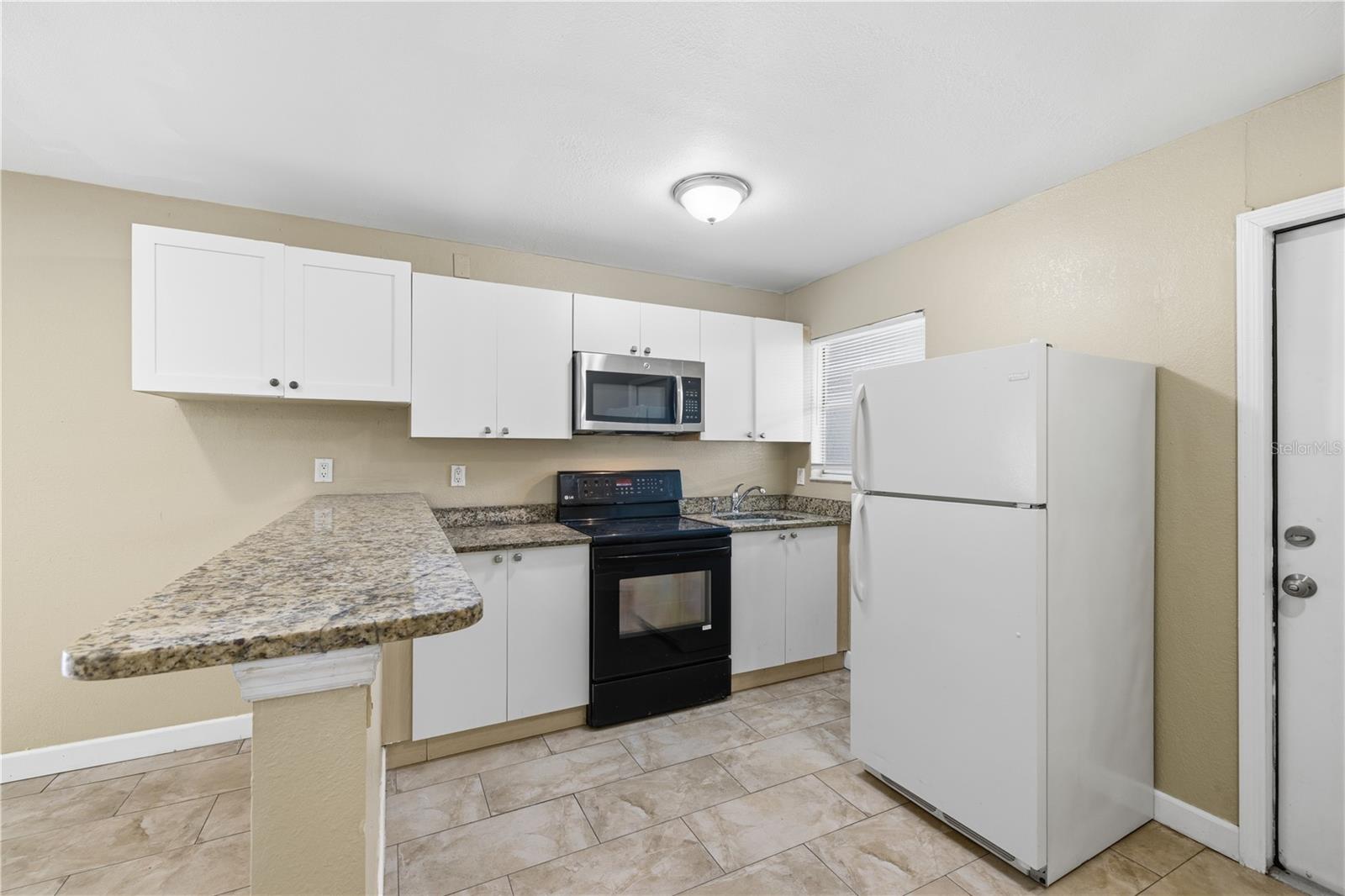 1009 E Holland Ave Property Photo 5