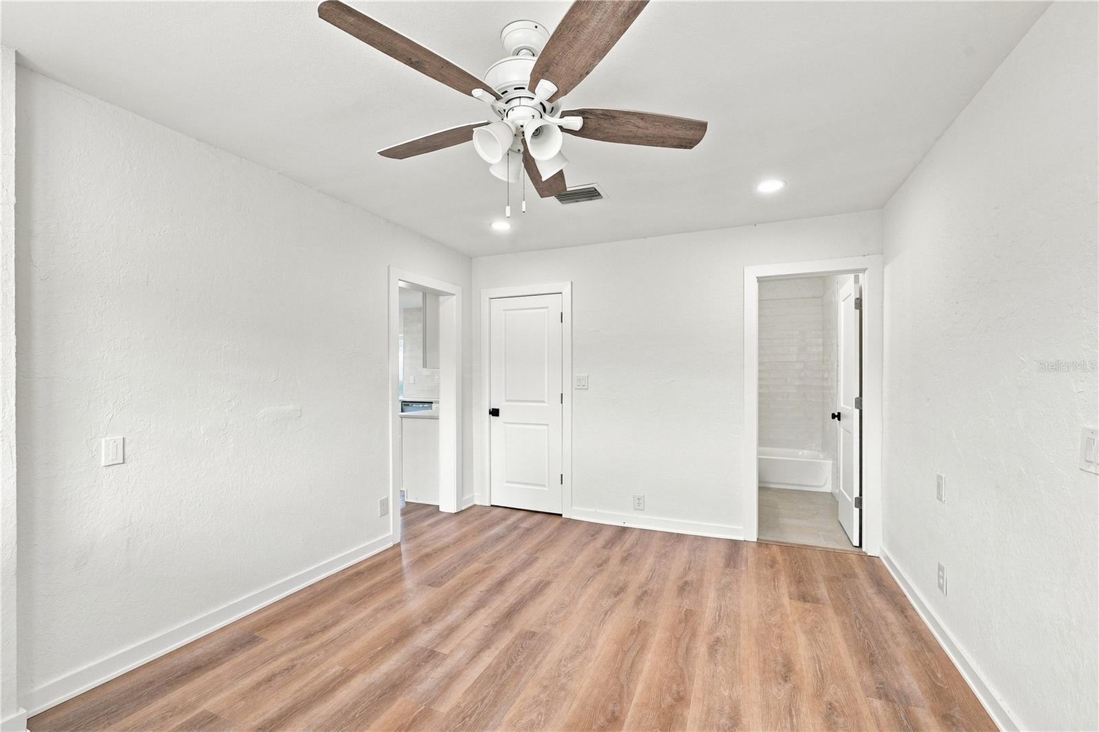 933 41st Ave Ne Property Photo 15