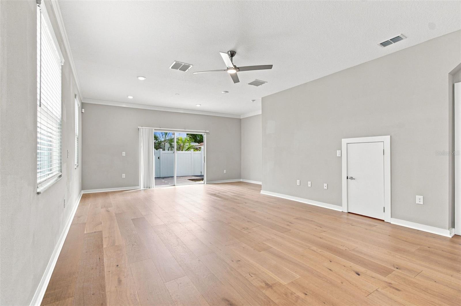 2704 W Gray St #a Property Photo 9
