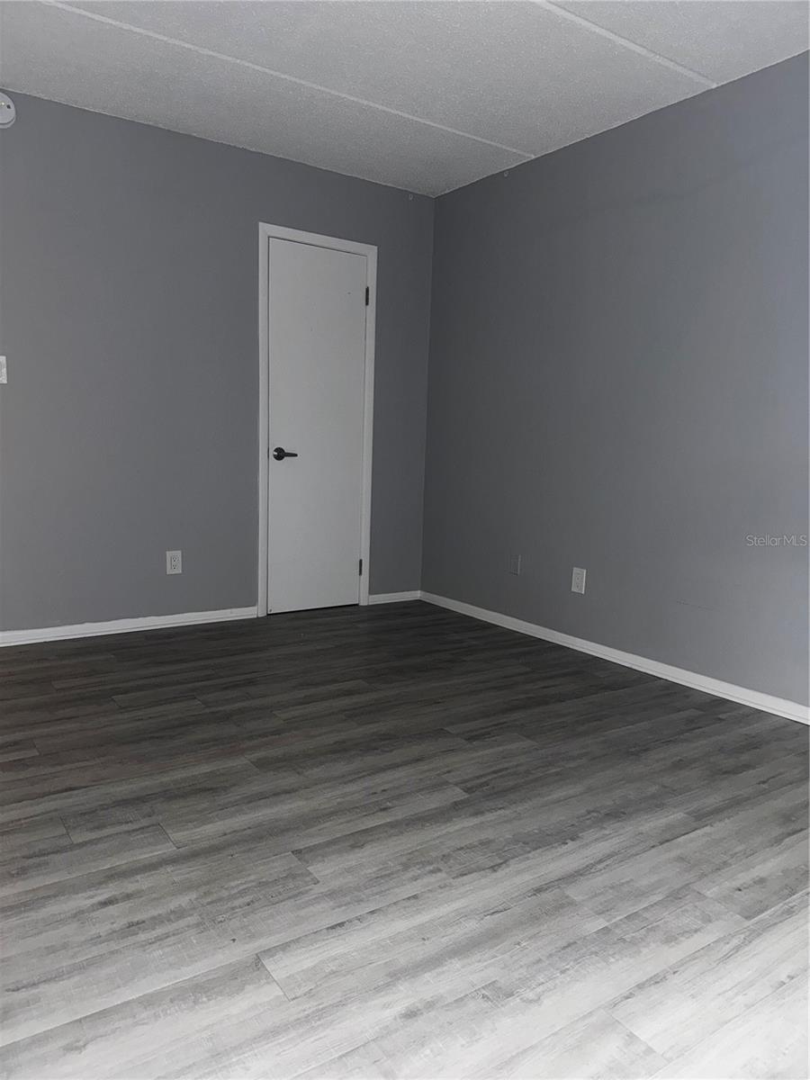1125 83rd Ave #b Property Photo 4