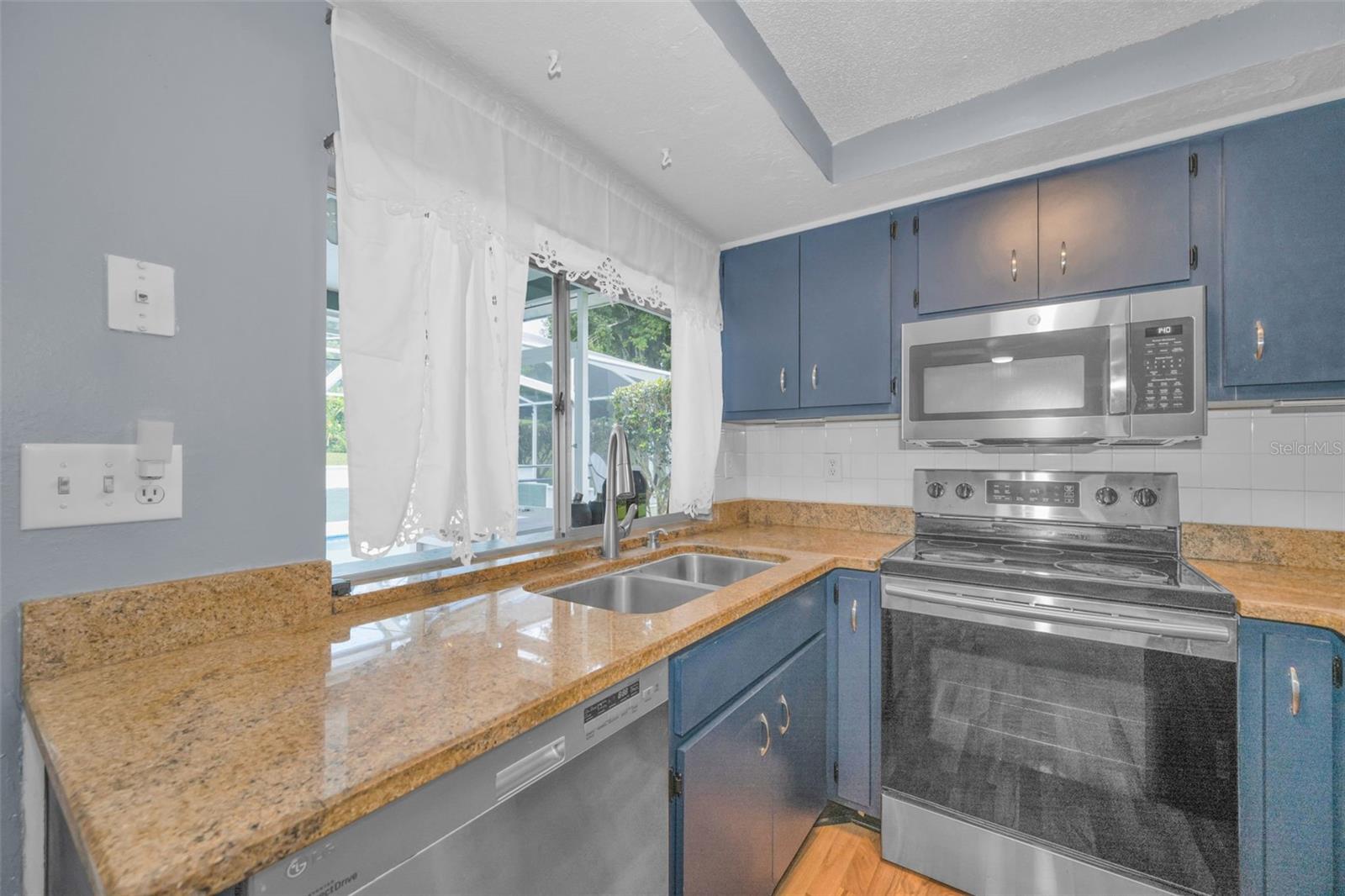 13005 Club Dr Property Photo 11