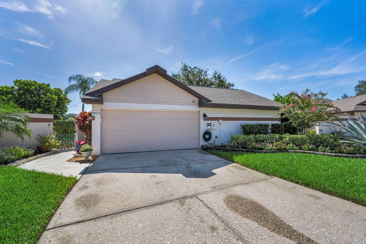 6923 Silvermill Dr Property Photo 4