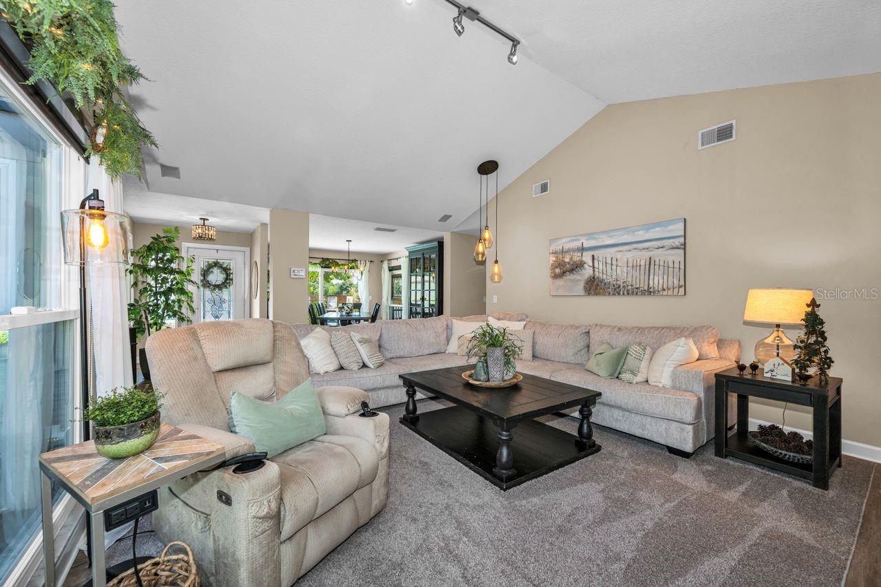 6923 Silvermill Dr Property Photo 13