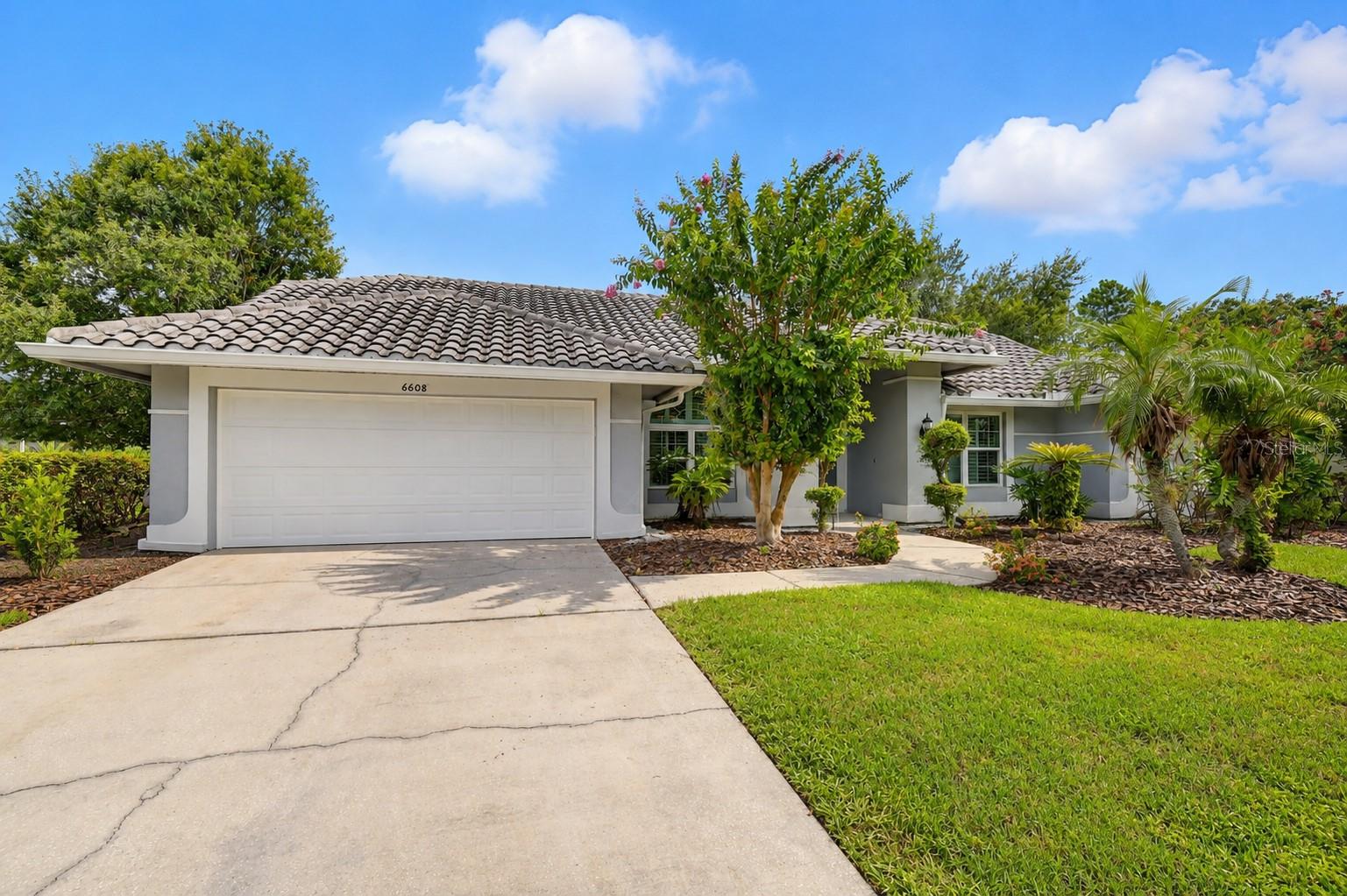 6608 Thoroughbred Loop Property Photo 4