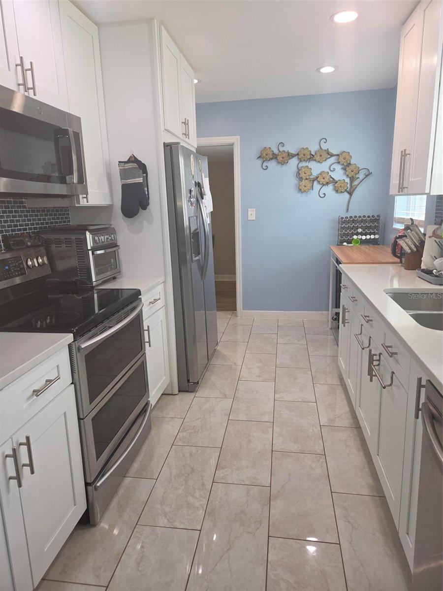 20 S Saturn Ave Property Photo 11