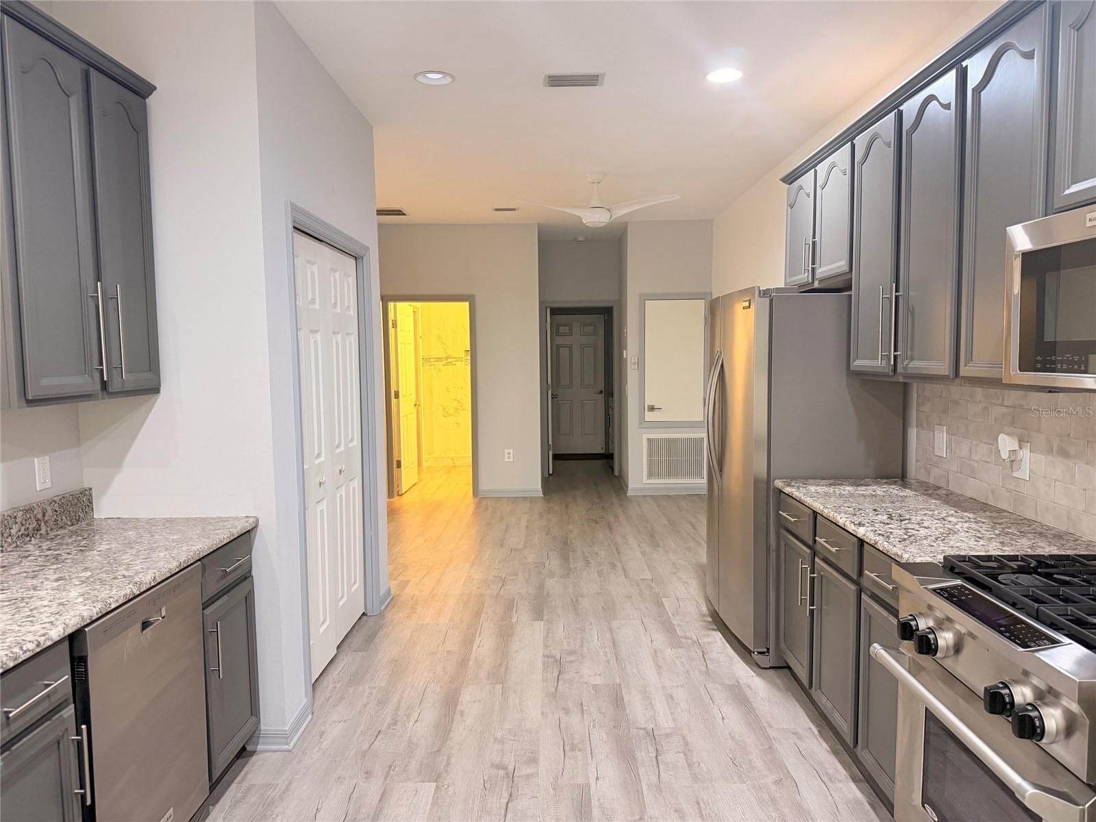 10245 Devonshire Lake Dr Property Photo 6