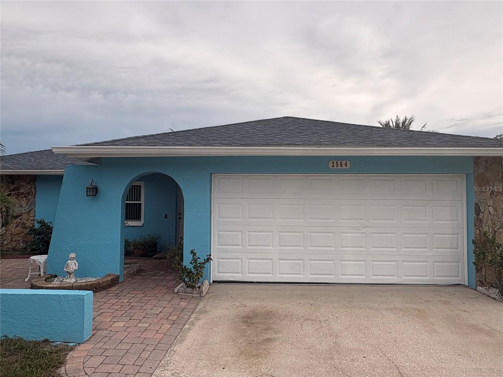 2564 Surrey Dr Property Photo 1