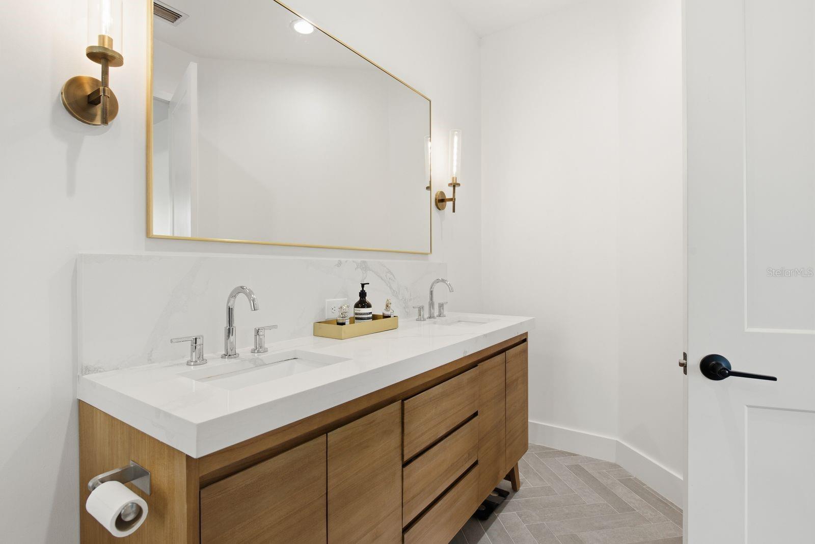 501 W Warren Ave #2 Property Photo 32