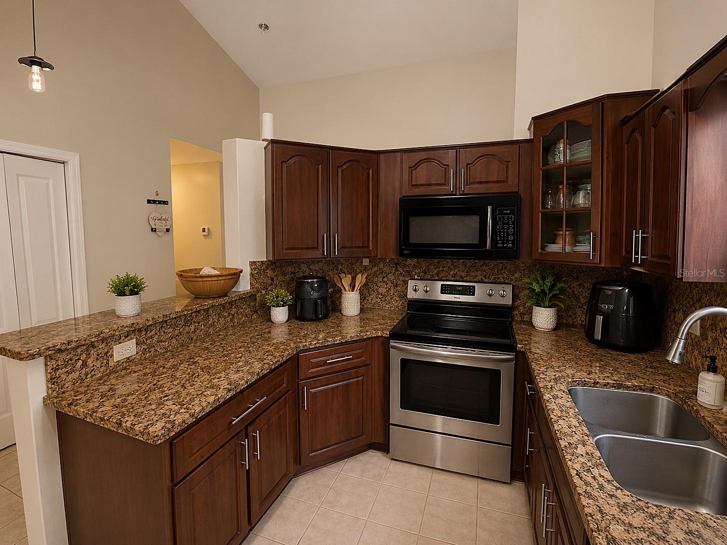 33 Peachtree Pl Property Photo 8