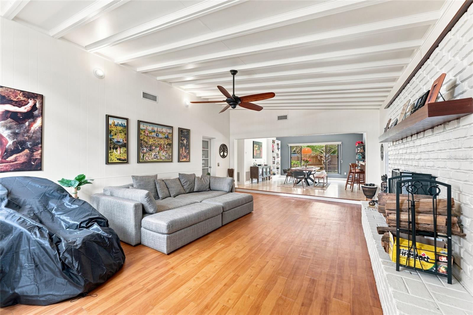 809 E River Dr Property Photo 4