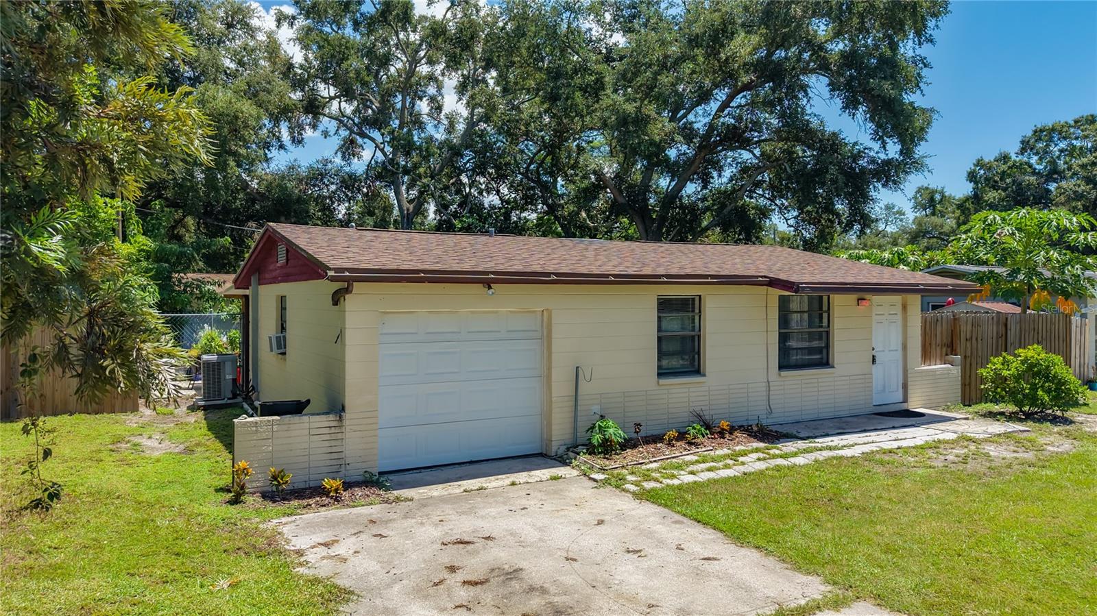 8653 69th St N Property Photo 2