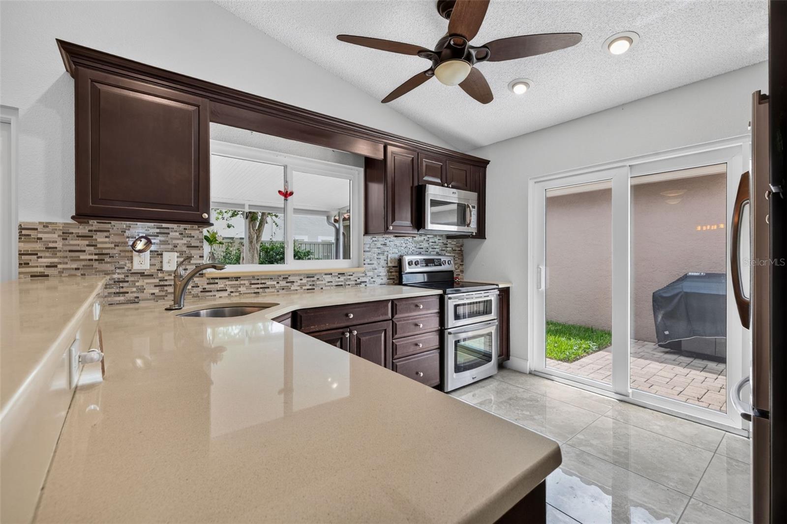 495 St Tropez Cir Ne Property Photo 8
