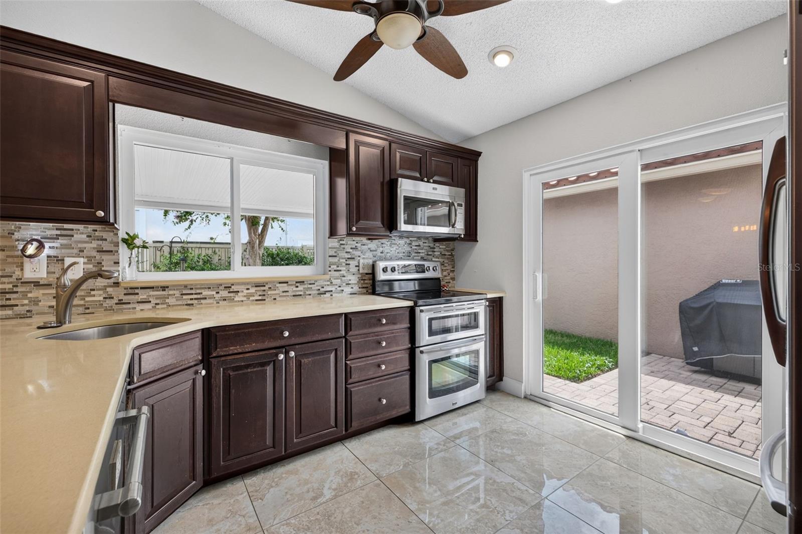495 St Tropez Cir Ne Property Photo 9