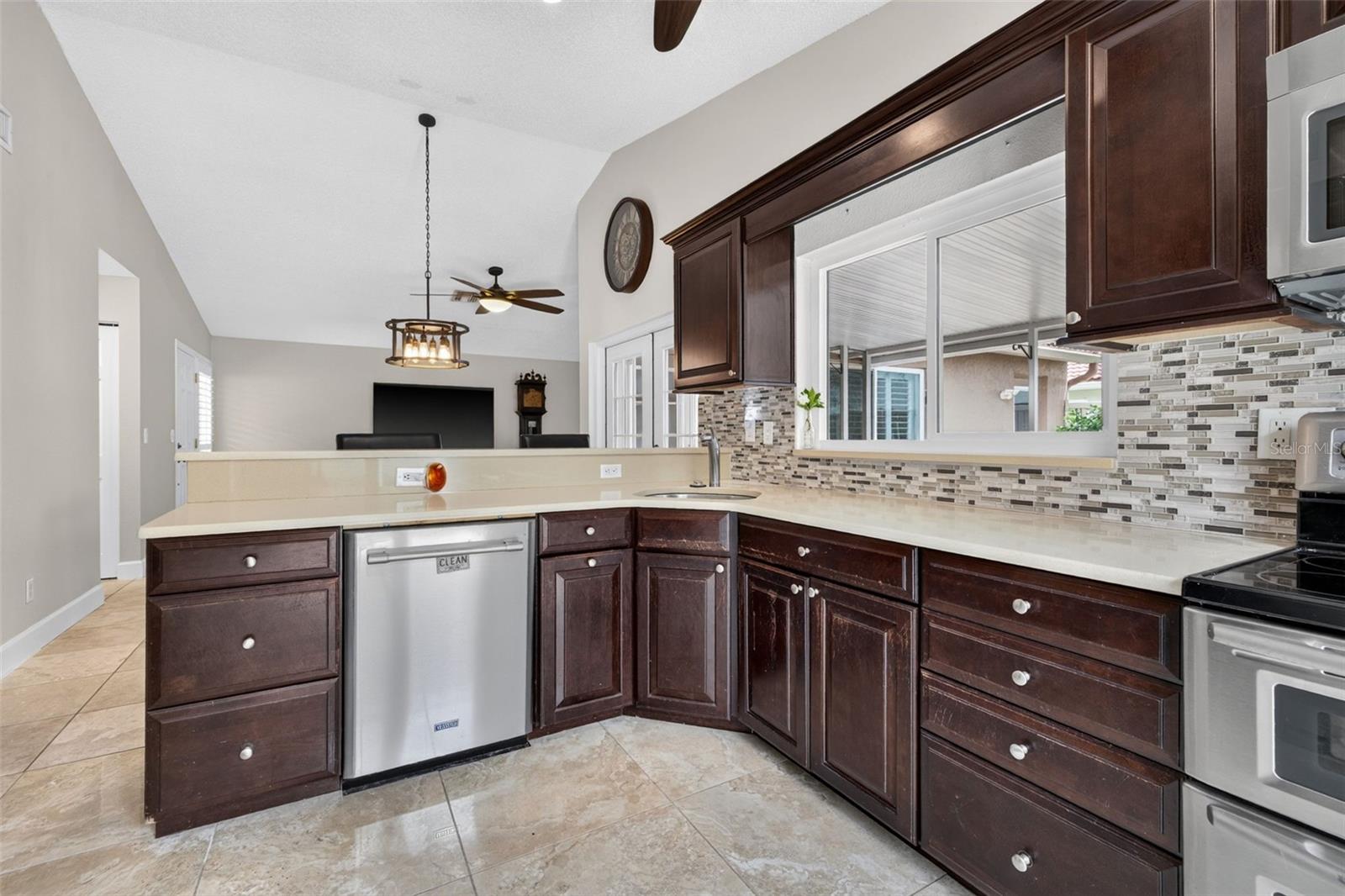 495 St Tropez Cir Ne Property Photo 10
