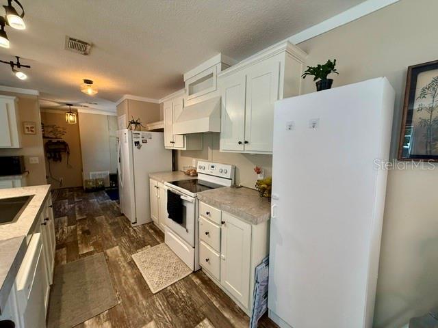 9825 Leguna St Property Photo 4