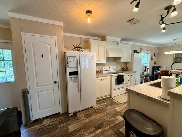 9825 Leguna St Property Photo 5