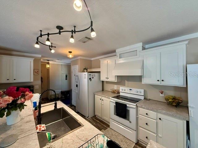 9825 Leguna St Property Photo 6