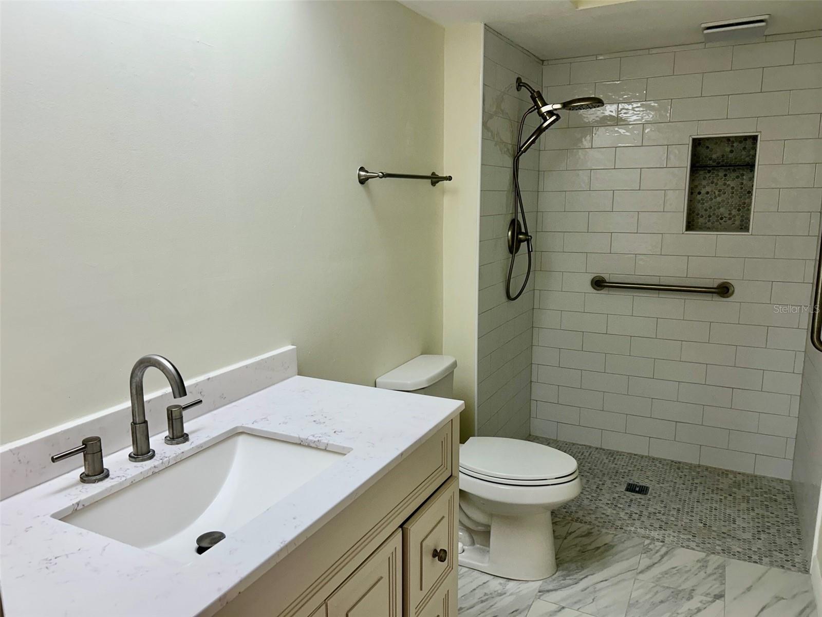 2506 Oakleaf Ln #25b Property Photo 10