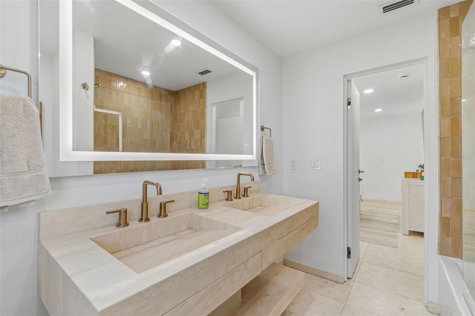 114 8th St Property Photo 37