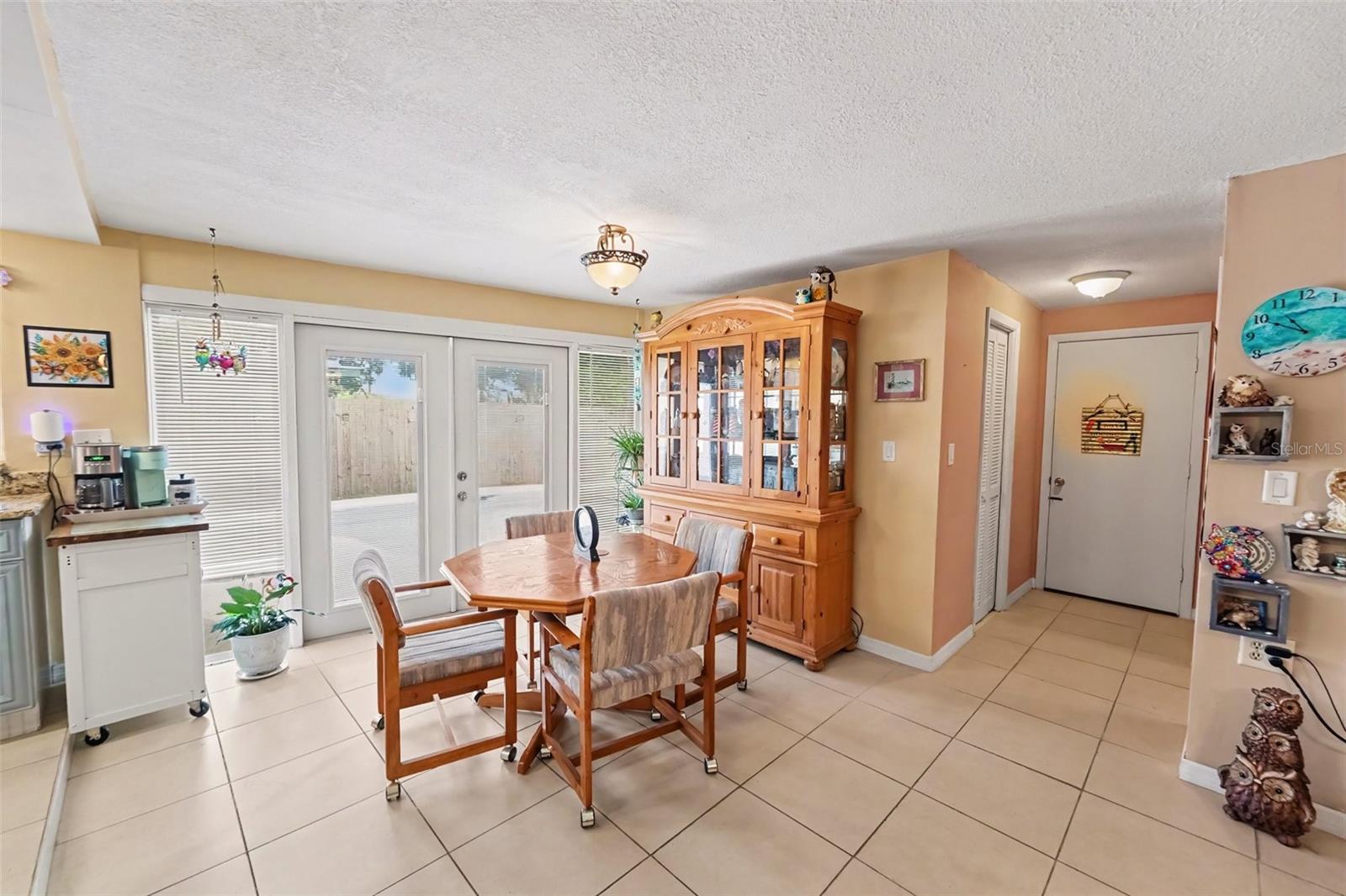 9537 Crestview St Property Photo 3