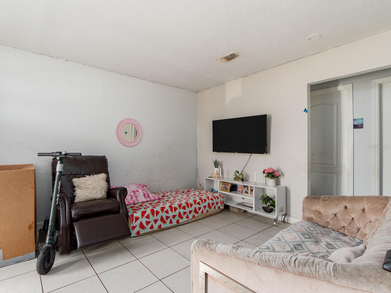 2532 W Walnut St Property Photo 4