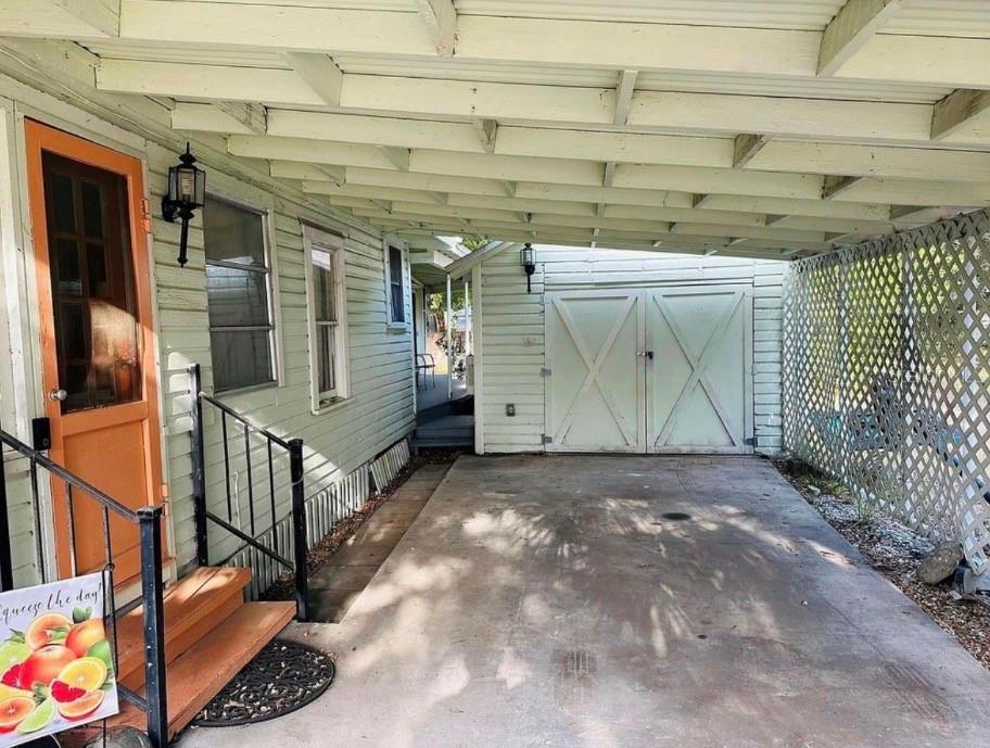 1121 Orange Ave Property Photo 2