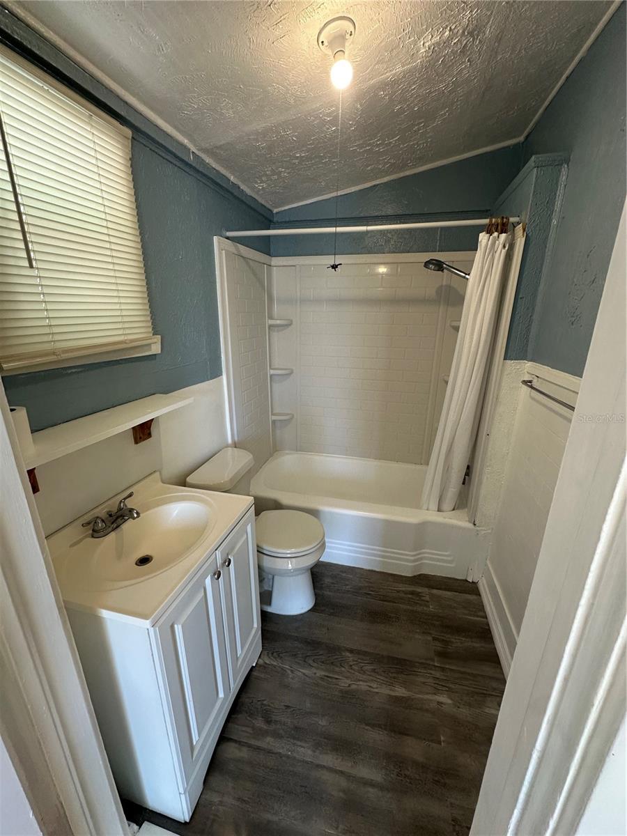 310 Spring Ct #b Property Photo 4