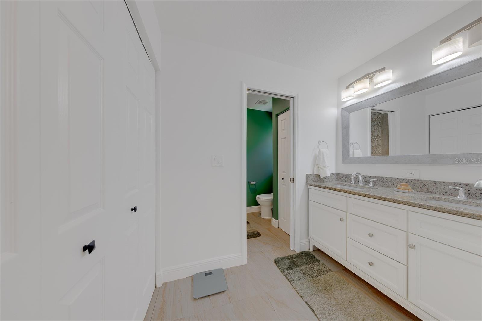 2043 Dodge St Property Photo 19