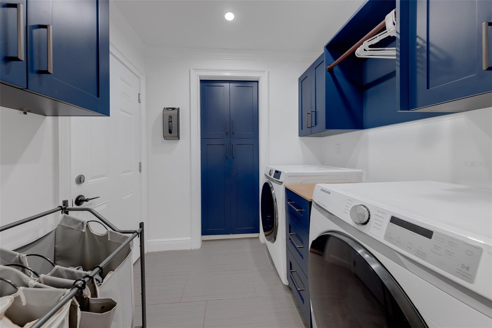 2043 Dodge St Property Photo 27