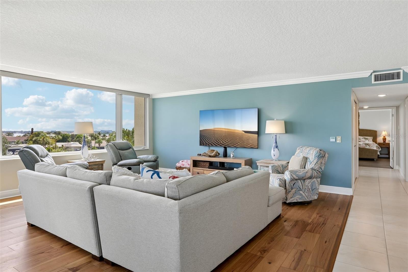 TB8540468 Property Photo 6
