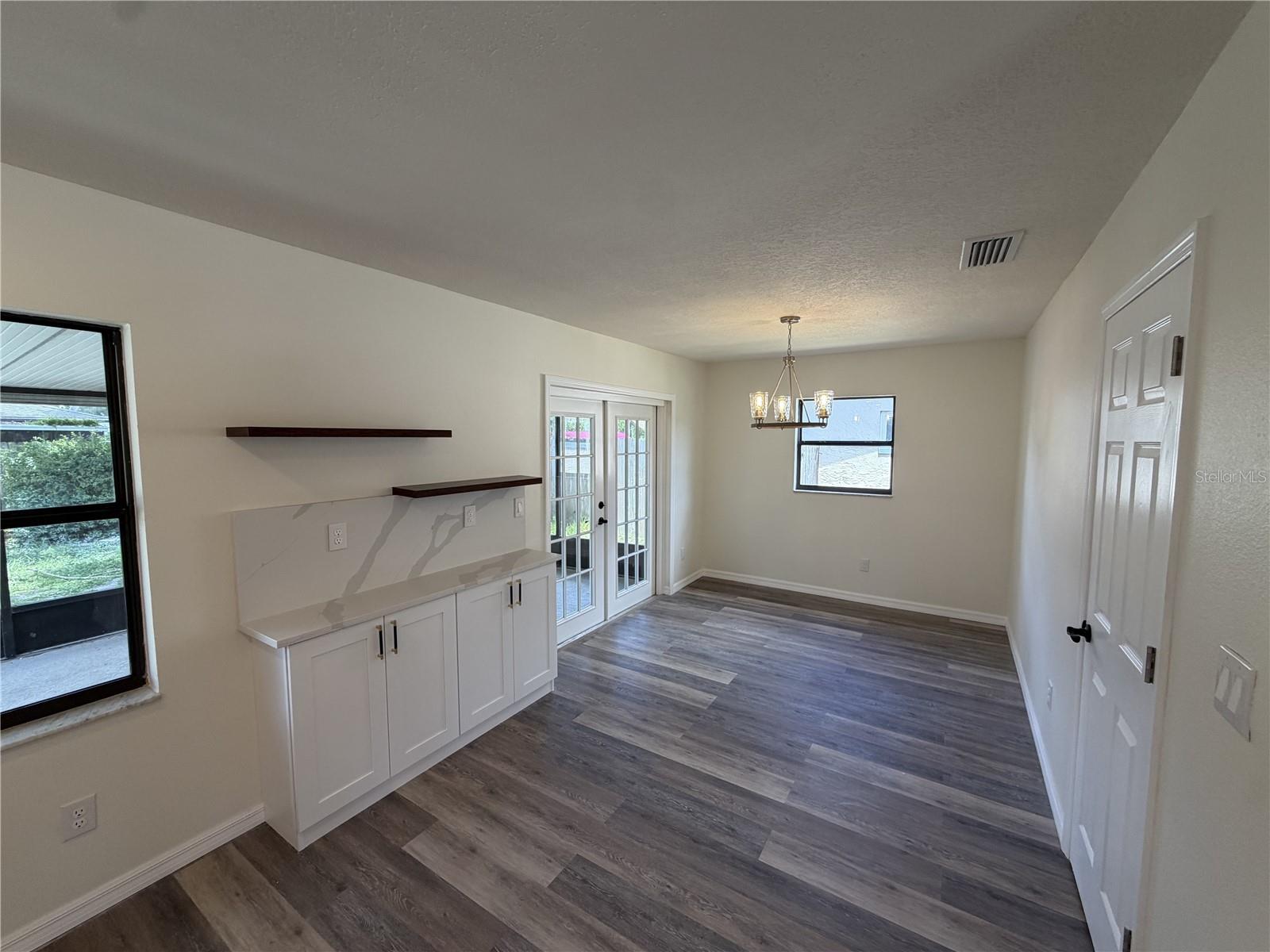 1006 Saxon Ct Property Photo 3