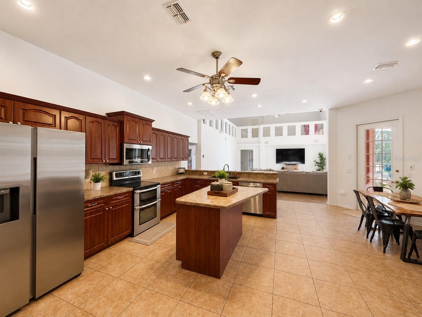 25406 Ladyhawk Ln Property Photo 5