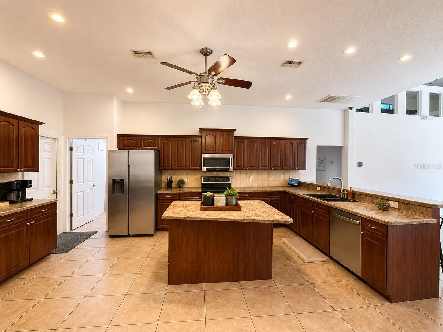 25406 Ladyhawk Ln Property Photo 6