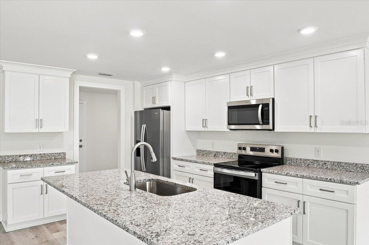 829 N Clermont Ave Property Photo 10