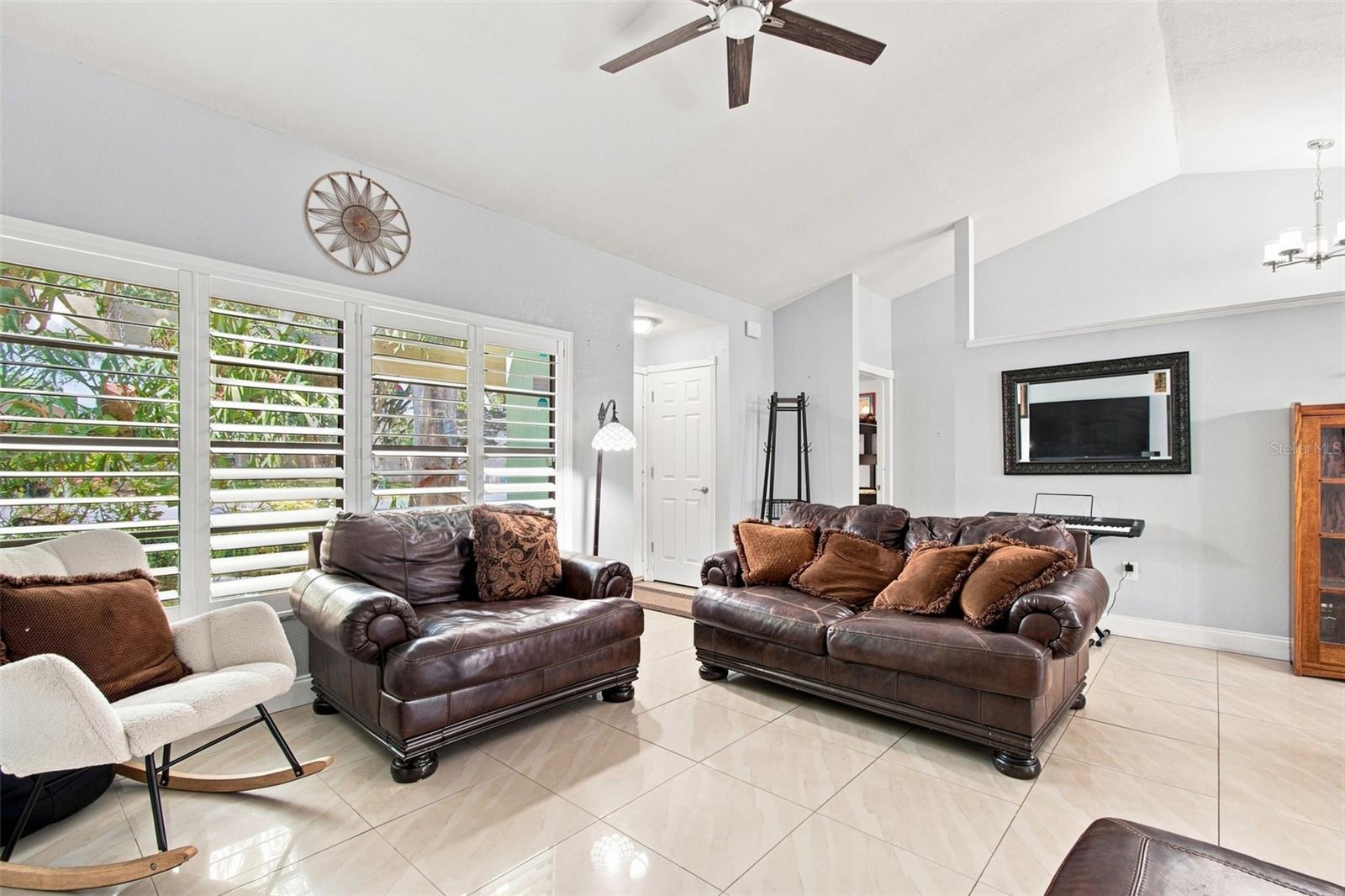 157 Foxcroft Dr E Property Photo 8