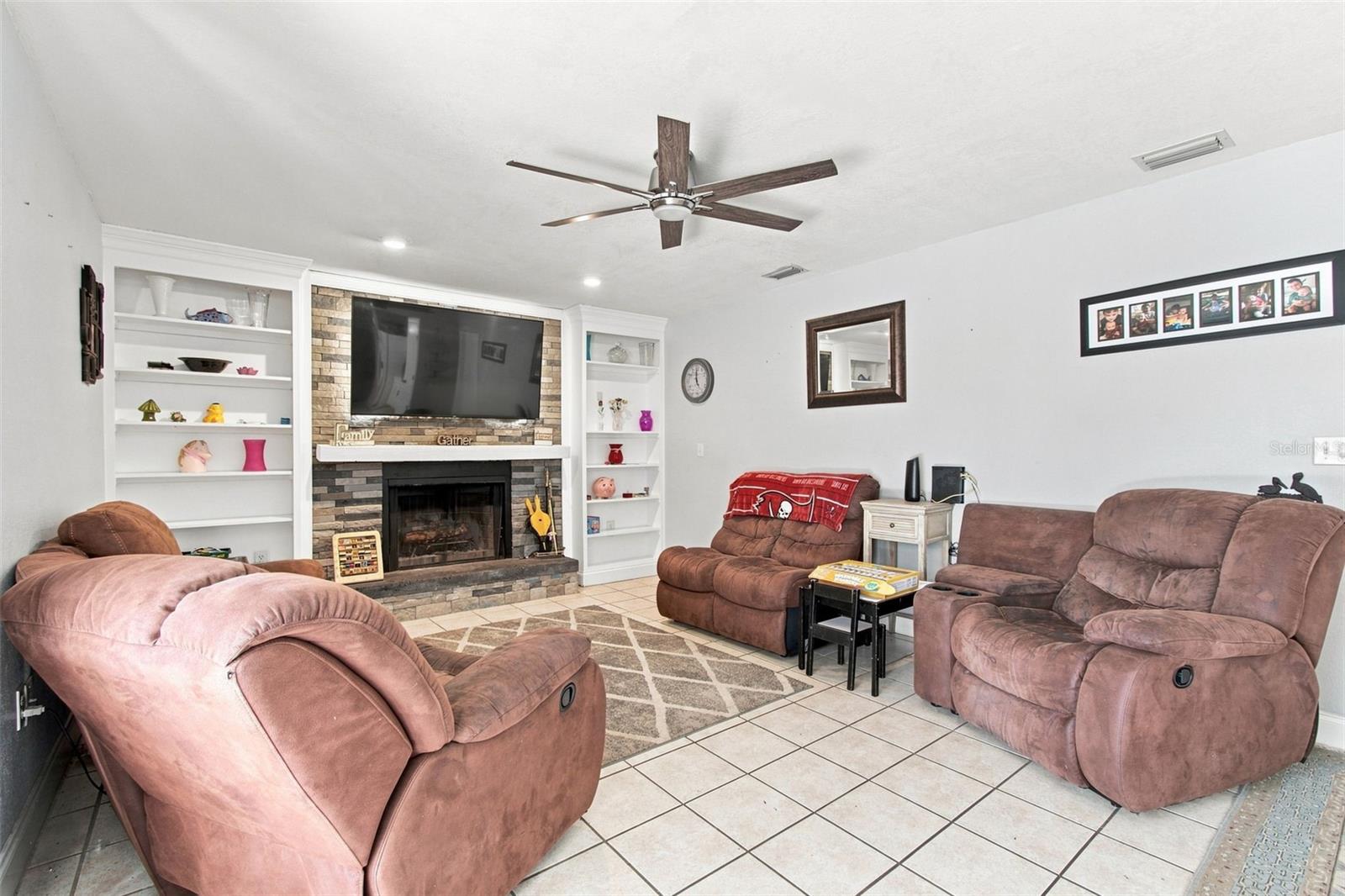 157 Foxcroft Dr E Property Photo 14