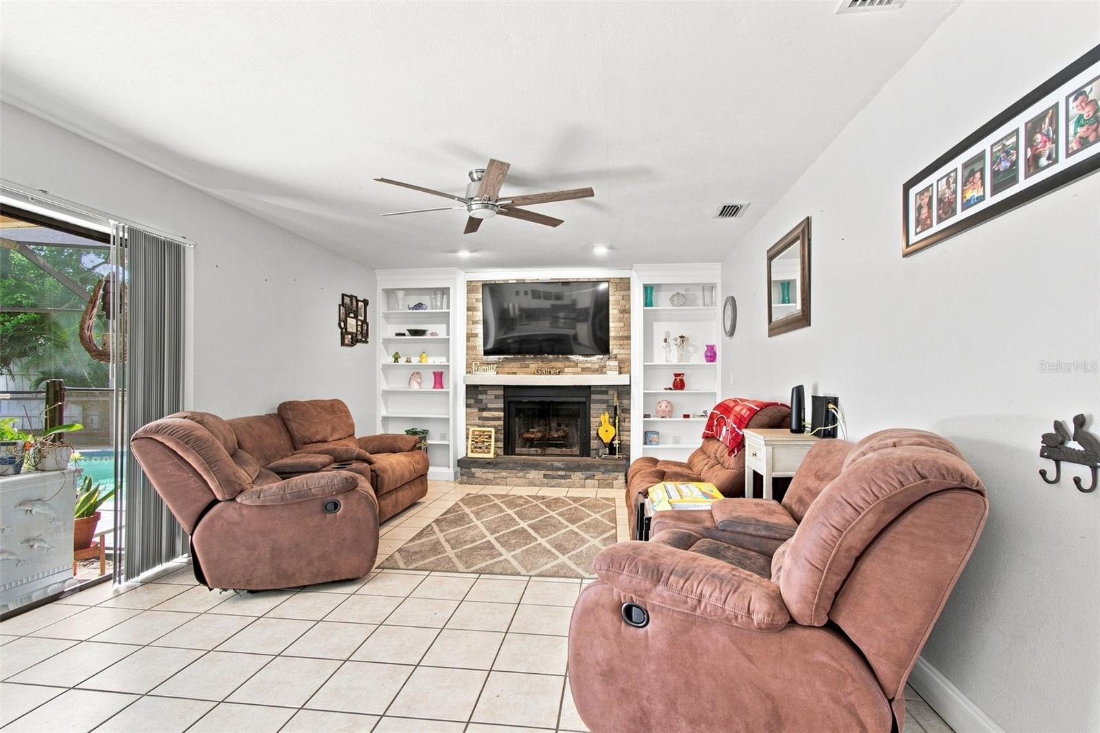 157 Foxcroft Dr E Property Photo 16