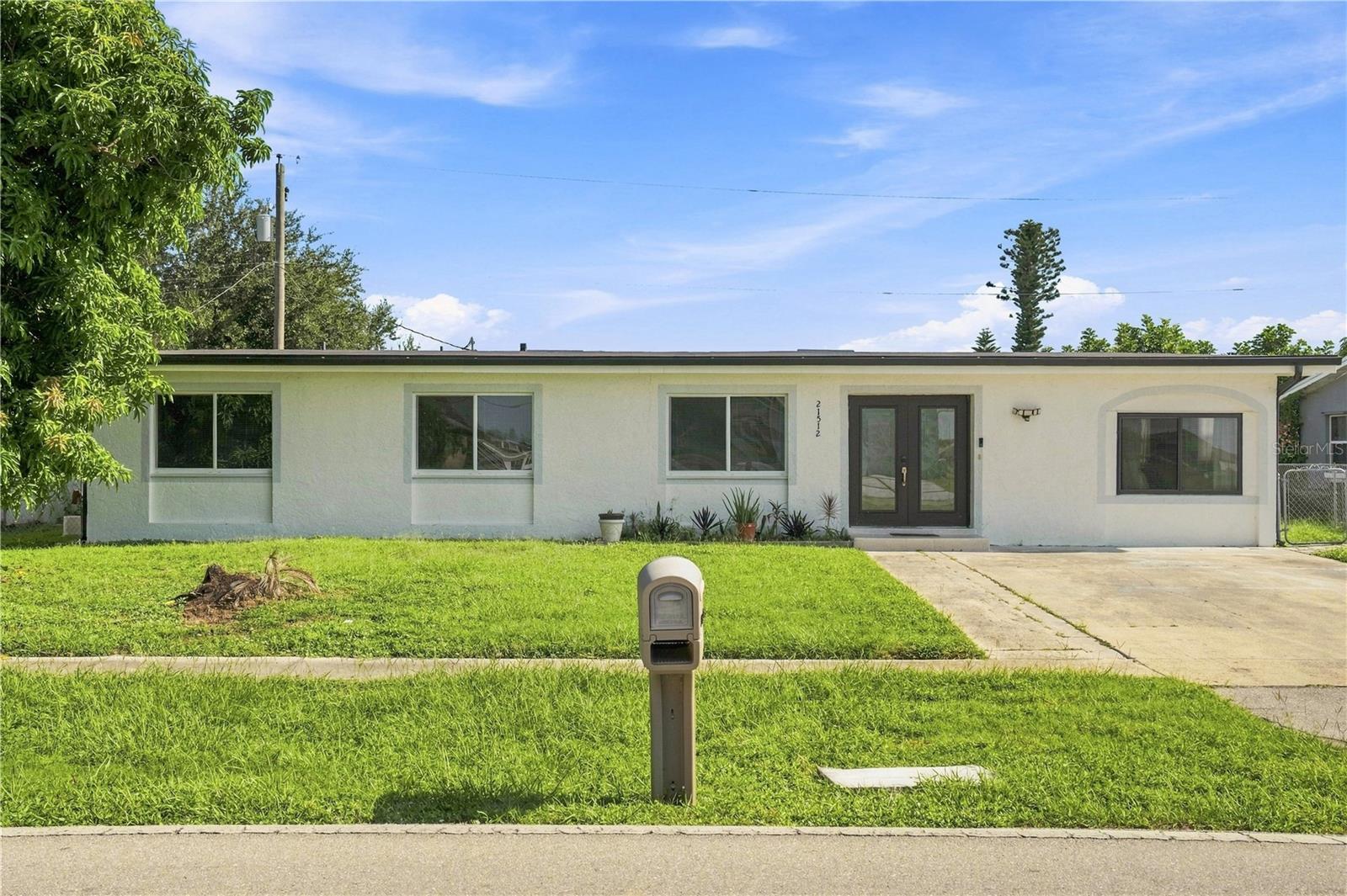 21512 Edgewater Dr Property Photo