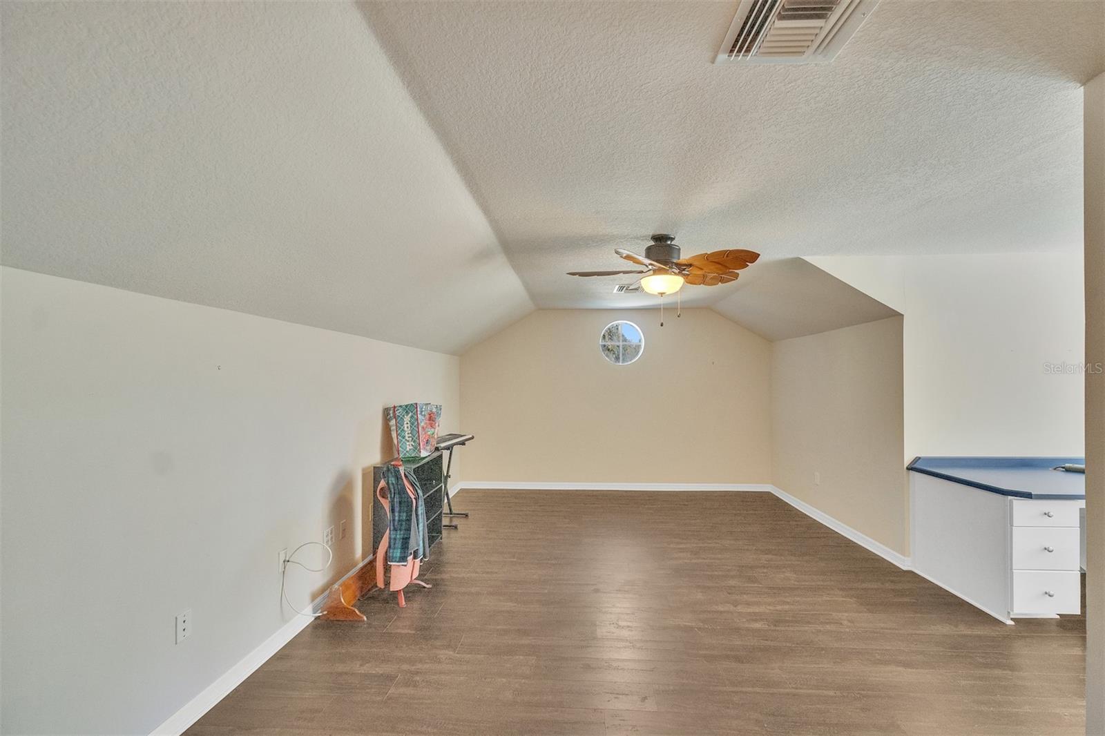 TB8540793 Property Photo 34