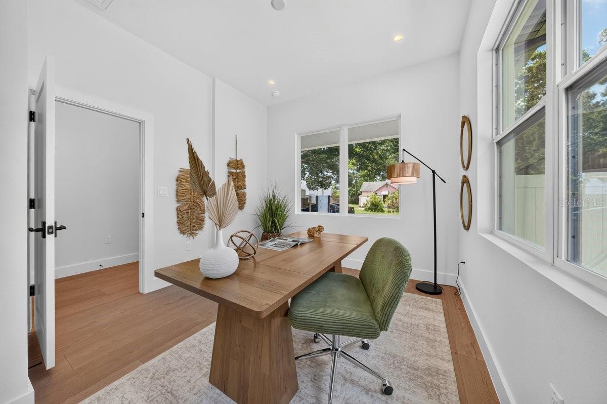 3121 Queen St N Property Photo 13