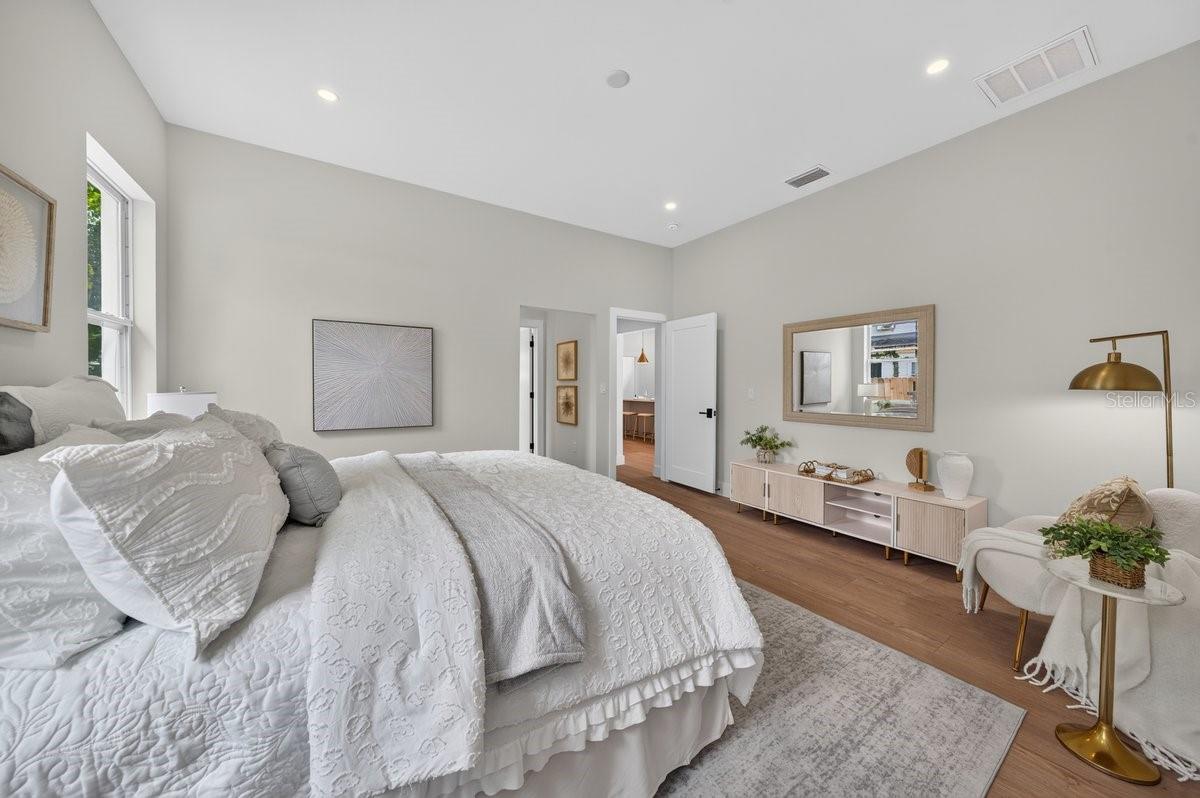 3121 Queen St N Property Photo 17