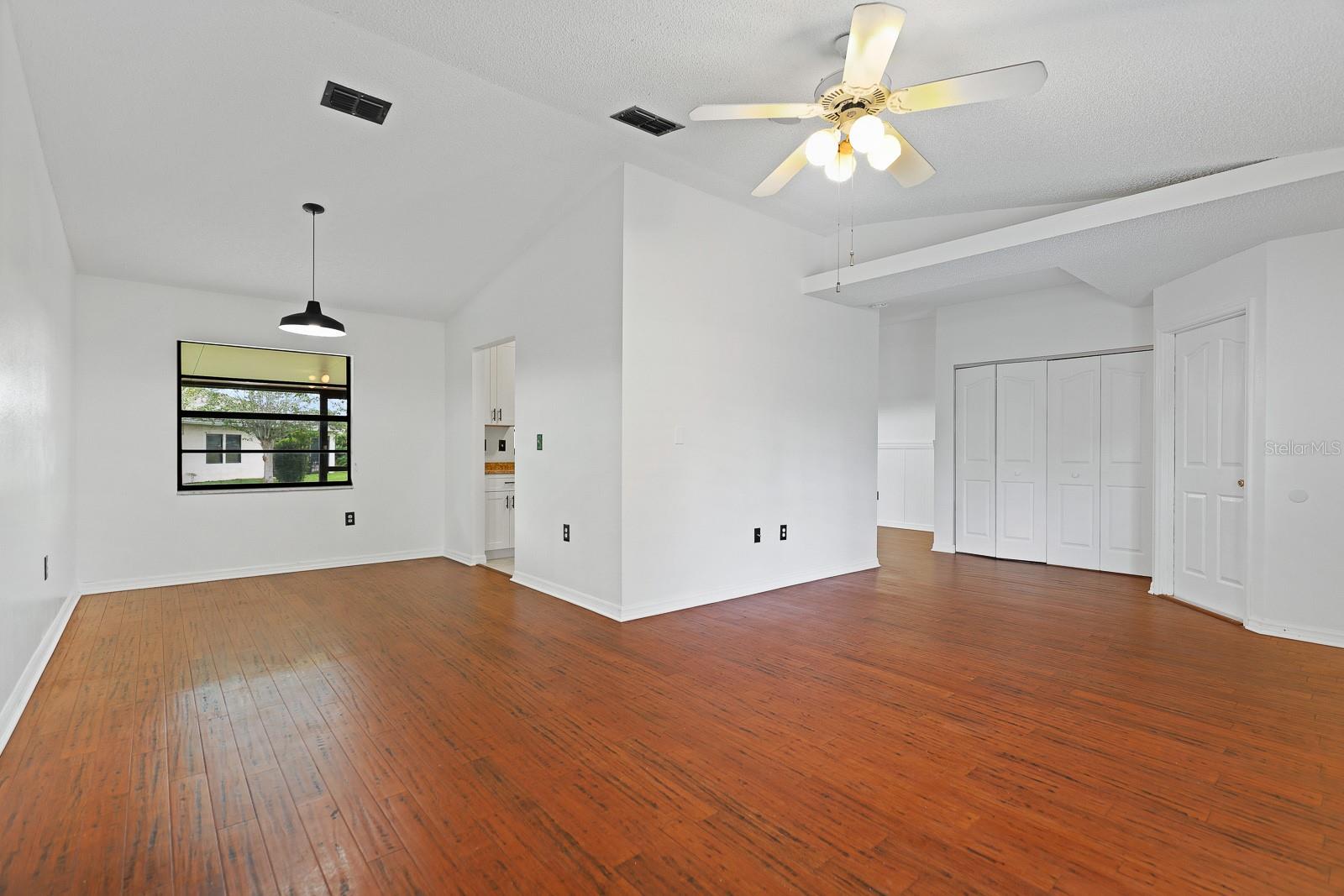 6346 Silver Oaks Dr Property Photo 3