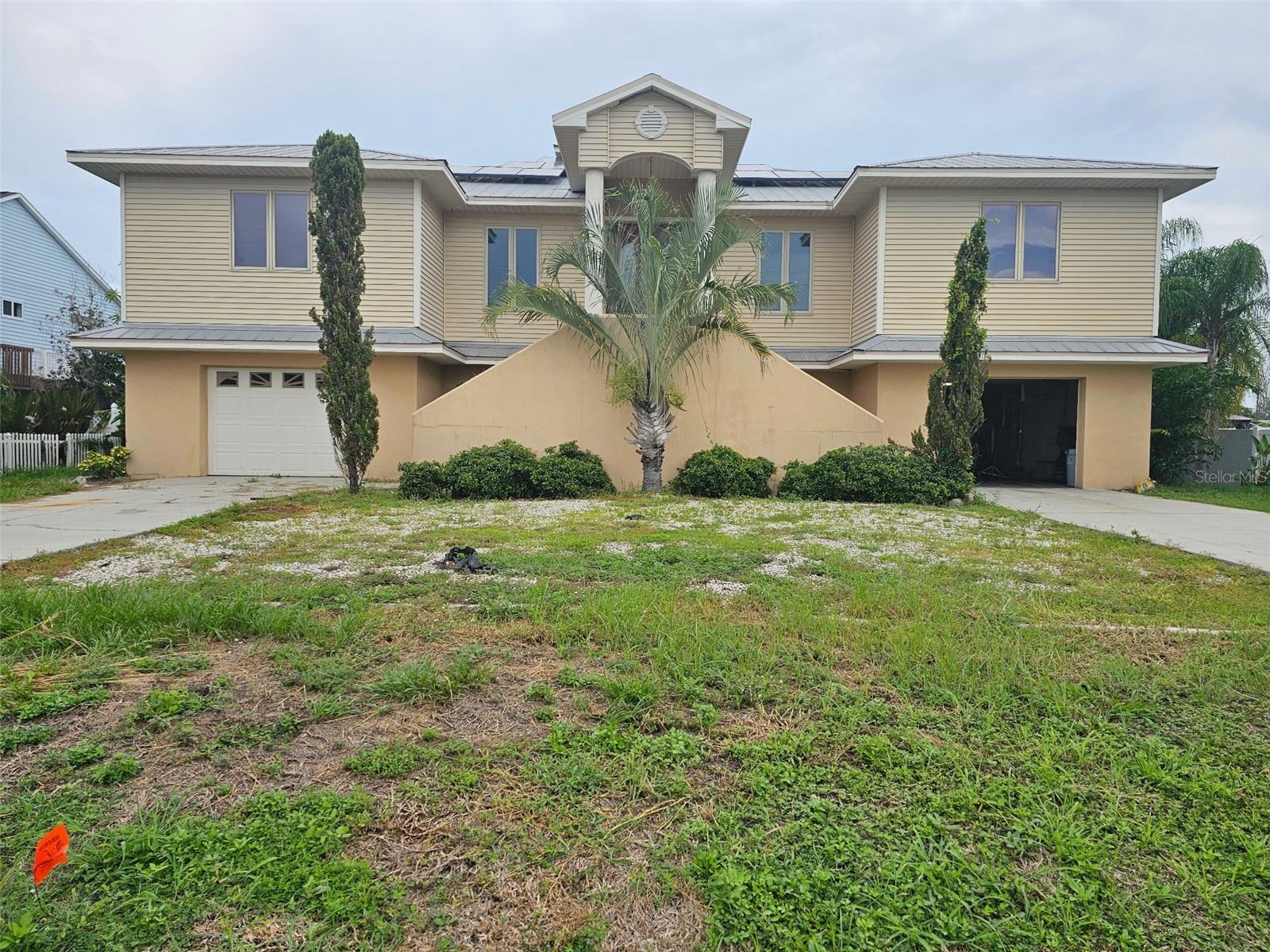 819 BLUE HERON BLVD