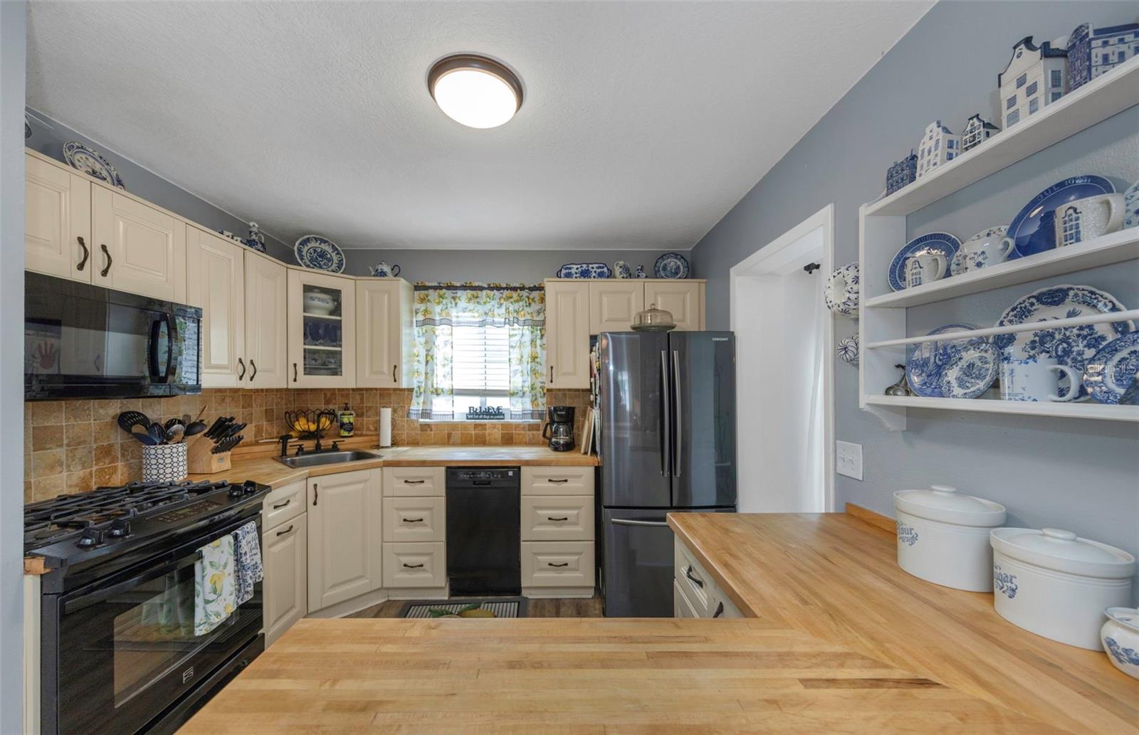 9919 Tulip St N Property Photo 10