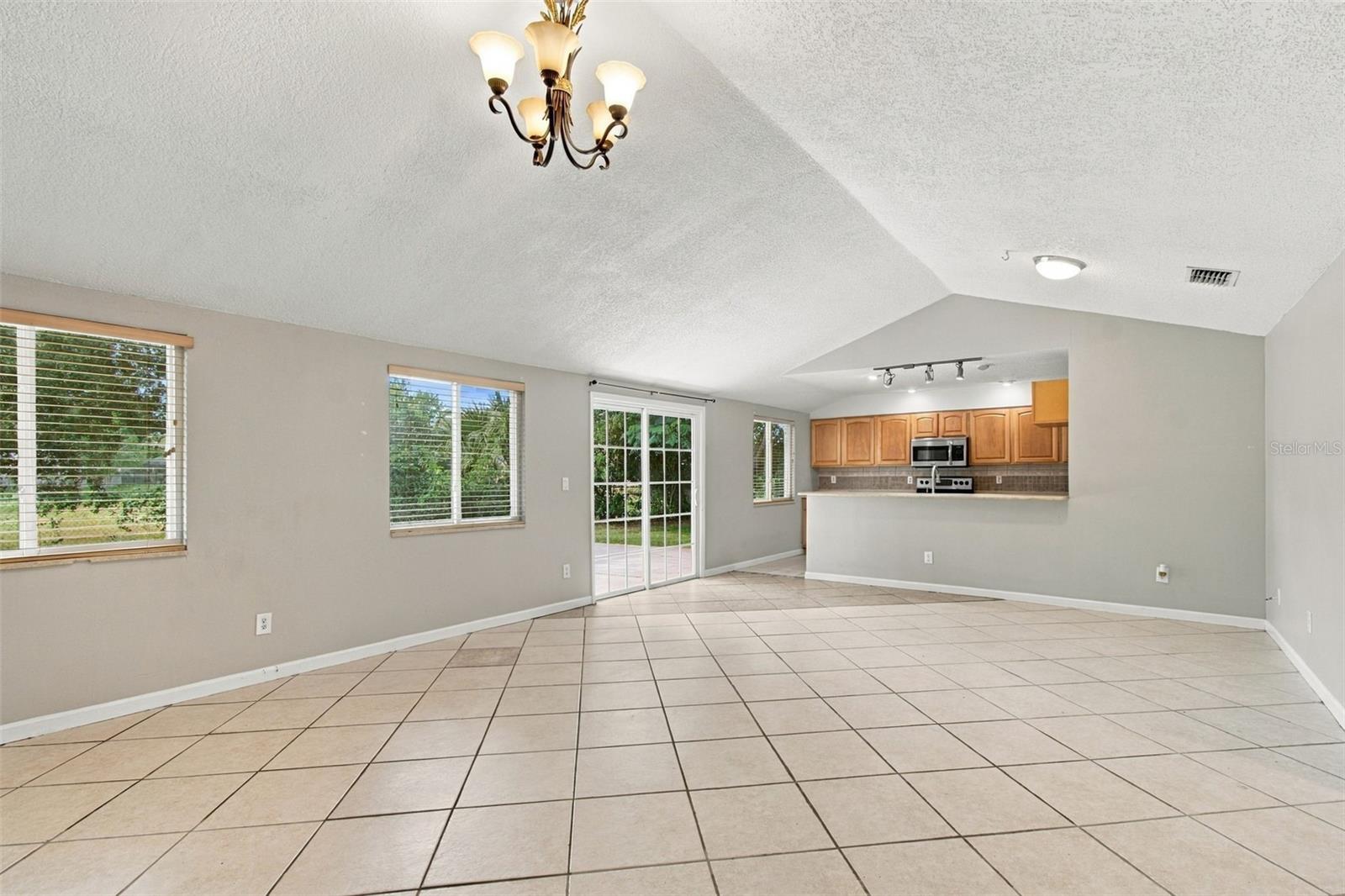 373 Foxcroft Dr E Property Photo 7