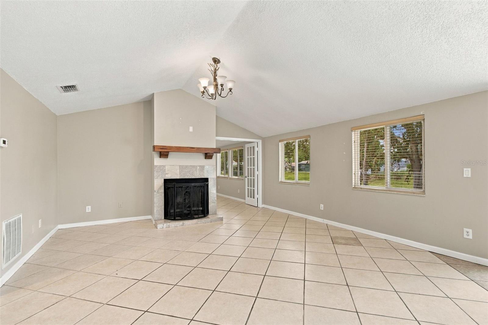 373 Foxcroft Dr E Property Photo 9