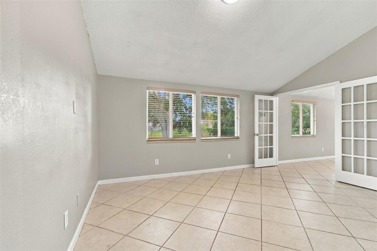 373 Foxcroft Dr E Property Photo 20